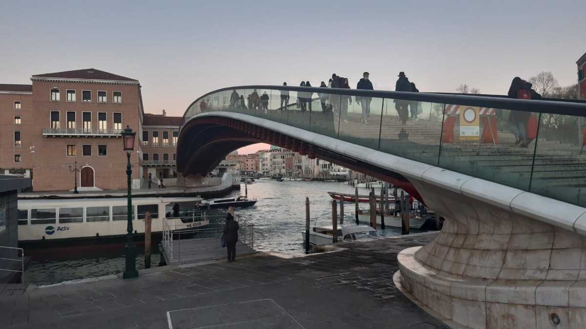 Immagine di A Venezia il ponte di Calatrava continua a essere un problema scivoloso
