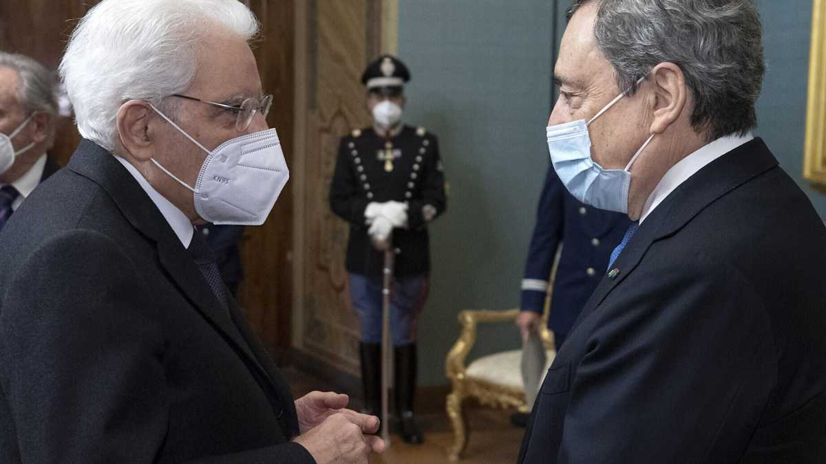 Immagine di Gli indizi di Mattarella per Draghi al Colle. Ma senza un'intesa dei leader, ipotesi congelamento