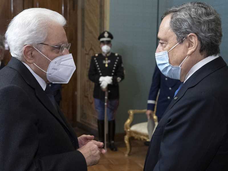 Gli indizi di Mattarella per Draghi al Colle. Ma senza un'intesa dei leader, ipotesi congelamento