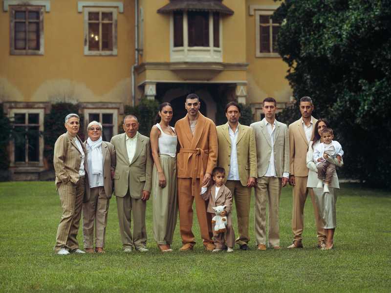 La copertina di "Noi, loro, gli altri", nuovo disco di Marracash (Universal)