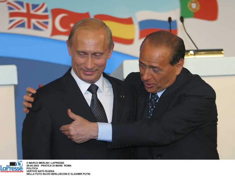 28-05-2002, Berlusconi con Putin a Pratica di Mare per il vertice Nato-Russia (MARCO MERLINI / LAPRESSE)<br /> <br />