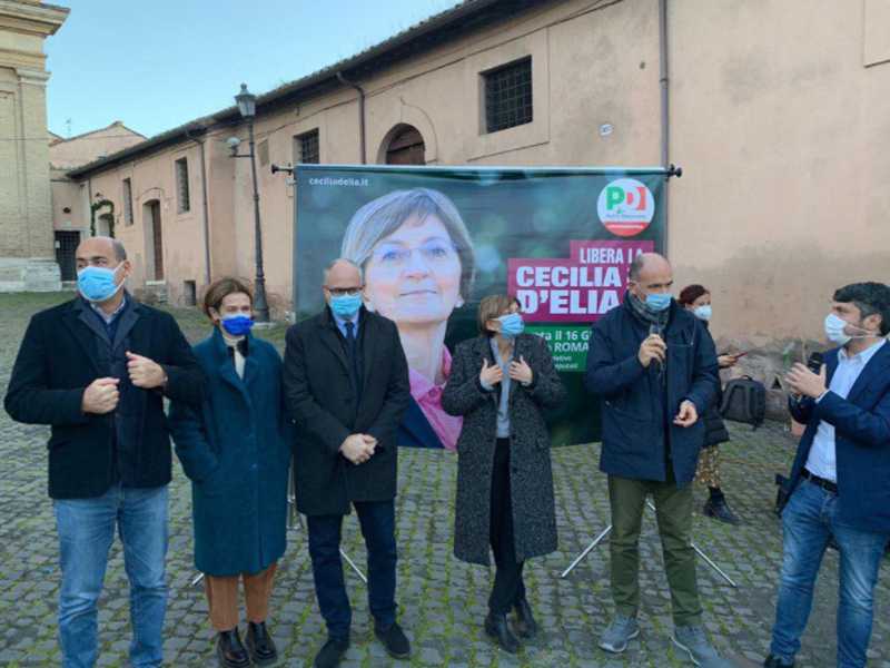 Il segretario Pd Letta con il sindaco Gualtieri all'inaugurazione del comitato elettorale di Cecilia D'Elia alle suppletive di Roma centro, 19 dicembre 2021 (via Fb) <br />