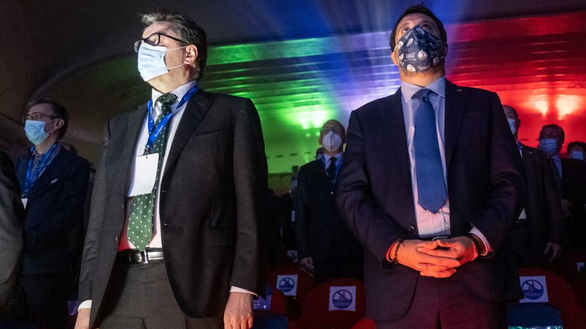 Immagine di Salvini nega ma prepara l'uscita dal governo con Giorgetti. Il no di Zaia e Fedriga