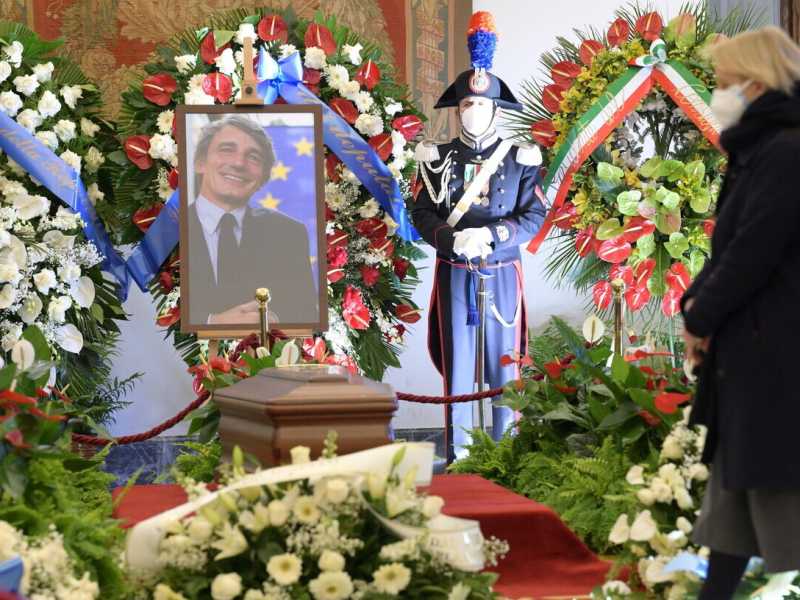 Un girotondo commosso abbraccia David Sassoli. Gremita la camera ardente
