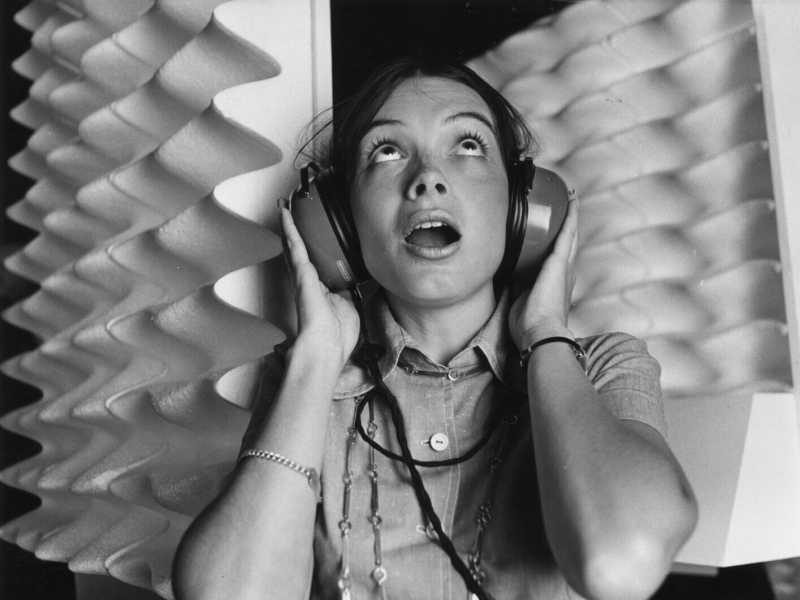 Agosto 1972: Christine Harris indossa delle cuffie al Design Center di Londra (Foto di Peter King/Fox Photos/Getty Images) <br />