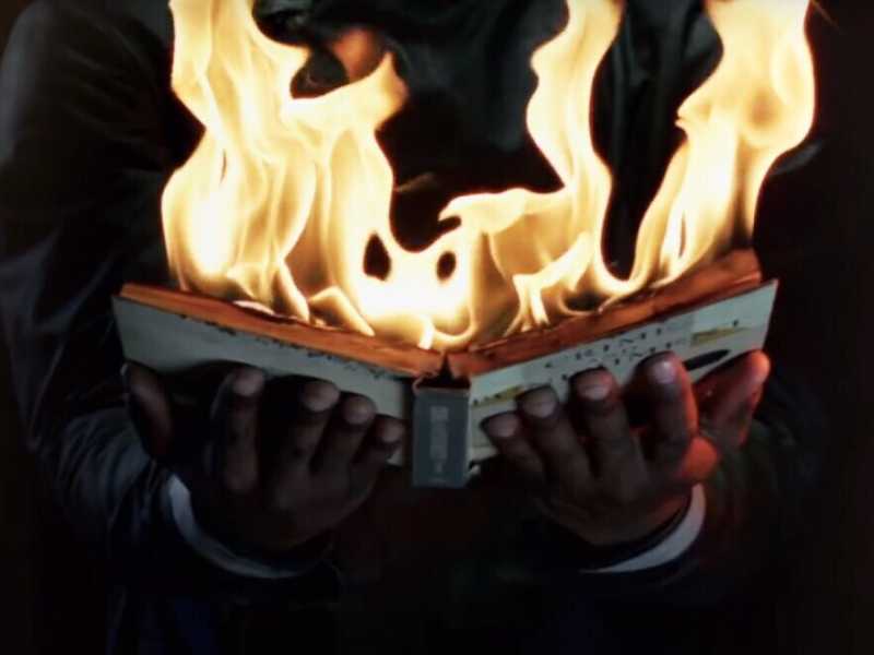 &nbsp;"E lo lasceremo bruciare, bruciare, bruciare, bruciare...". Frame dal trailer HBO di Fahrenheit 451, adattamento del romanzo di Ray Bradbury<br />