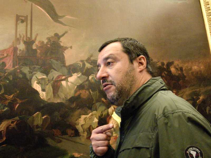 Matteo Salvini davanti al dipinto del Carroccio (LaPresse) 