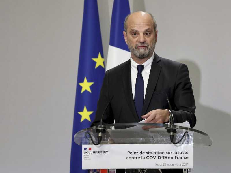 Guai per Blanquer, mentre annunciava il protocollo sanitario per le scuole era a Ibiza