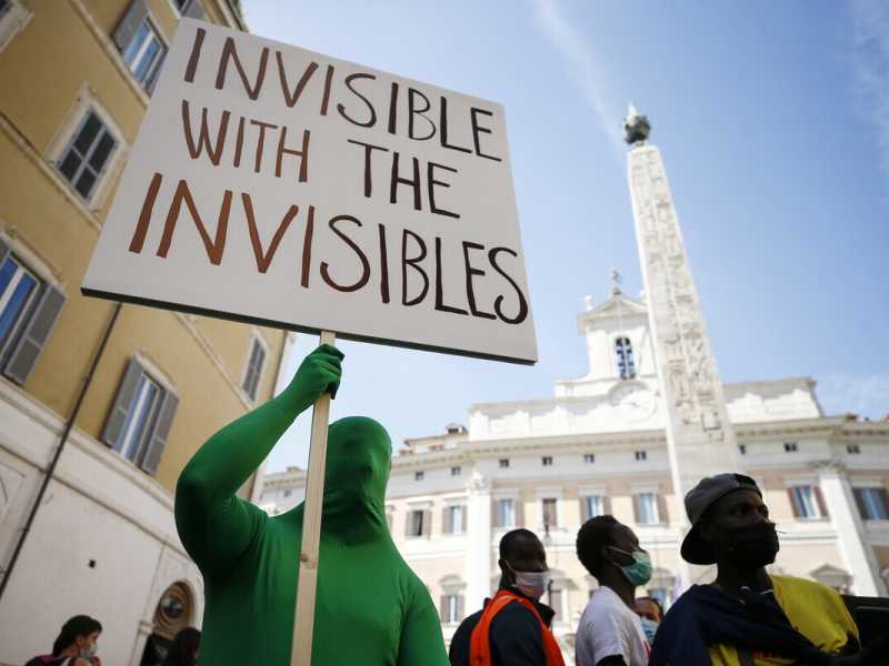 Manifestazione di braccianti agricoli a Montecitorio, maggio 2021 (LaPresse)&nbsp;