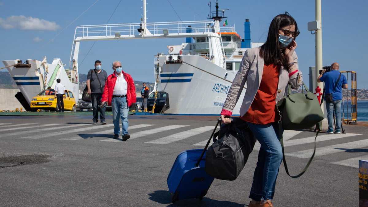 Immagine di Sicilia e Calabria sfidano il governo sul super green pass. E la Valle d'Aosta chiede una deroga per la zona rossa