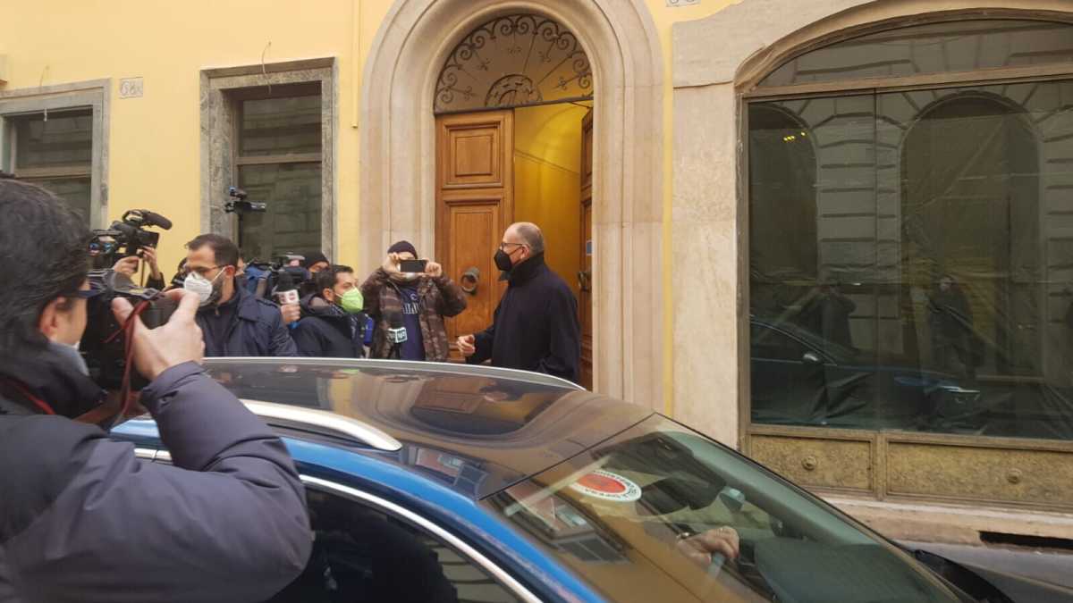 Immagine di Letta a casa di Conte per sostenere Draghi. Ma intanto Pd e M5s si spaccano alla Camera