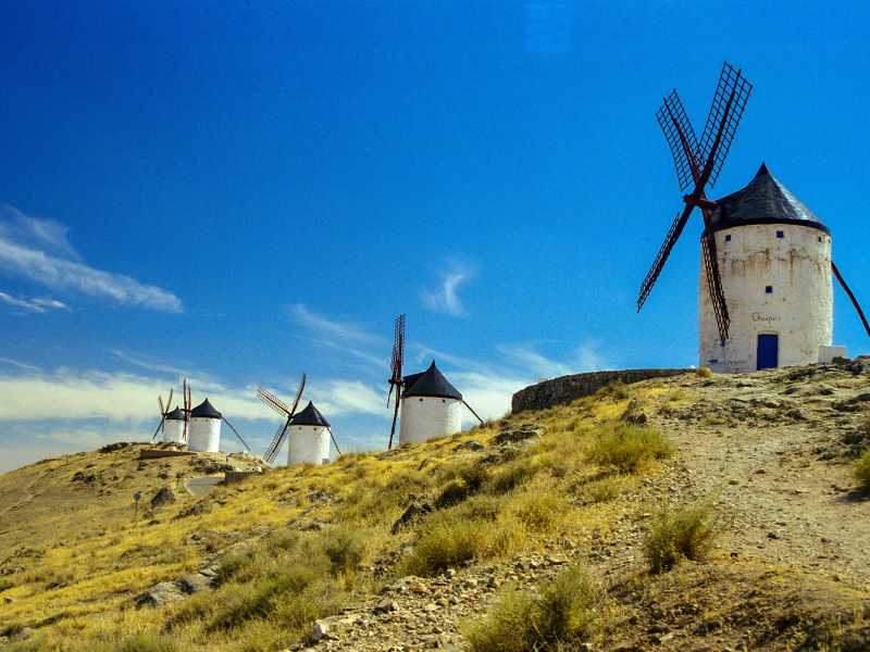 I mulini a vento di Consuegra, ritratti da Cervantes nella sua opera &ldquo;Don Chisciotte&rdquo; (foto Mick Haupt / Unsplash)&nbsp;<br />