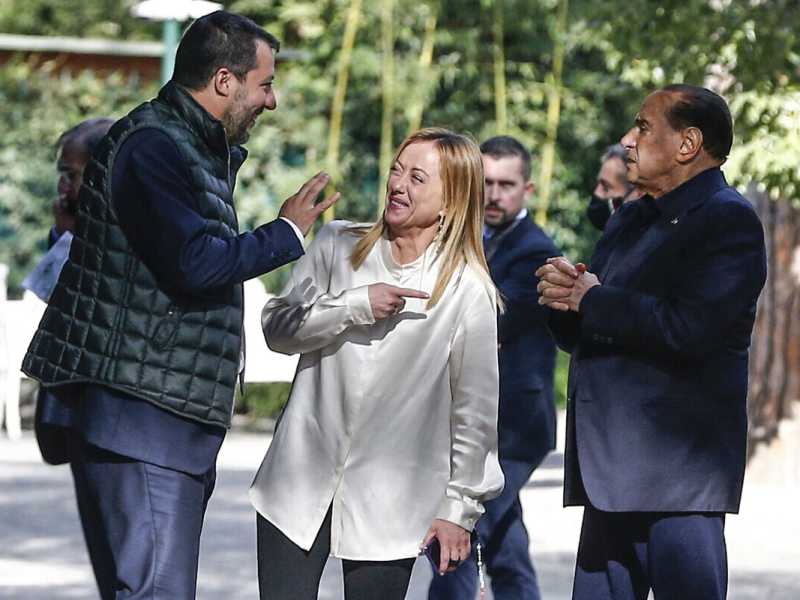 Quirinale, il Cav. prende tempo. I ministri di Fi: "Siamo con te". Tajani: "Draghi resti a Chigi"