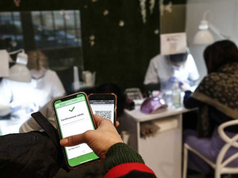 Cinque regioni in zona arancione. L'ipotesi di una proroga del green pass