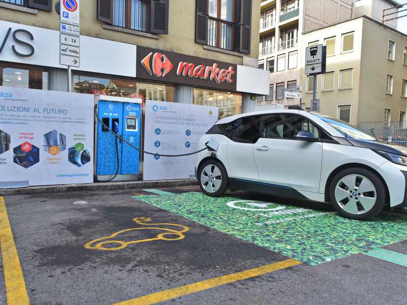 Una colonnina di ricarica per auto elettriche a Bergamo (foto LaPresse) <br />