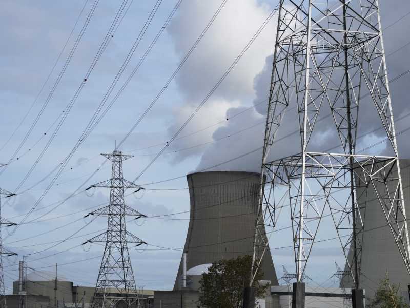 Una centrale nucleare vicino alle linee di servizio a Doel, in Belgio (Foto AP/Virginia Mayo)&nbsp;<br />