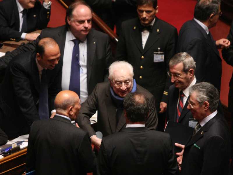 Francesco Cossiga con gli allora ministri Roberto Calderoli e Umberto Bossi nel 2008 (Ansa) <br />