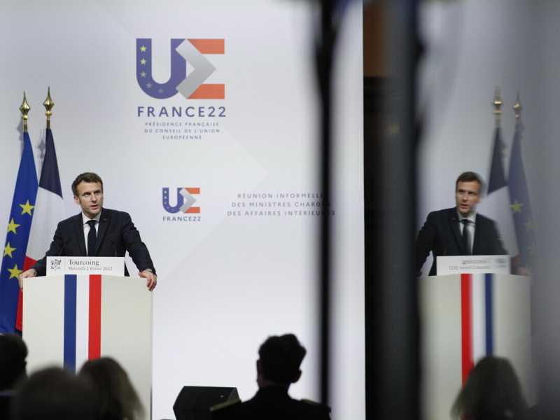 &nbsp;Emmanuel Macron durante il suo intervento introduttivo al Consiglio informale dei ministri dell'Interno dell'Ue a Lille (foto Ansa)