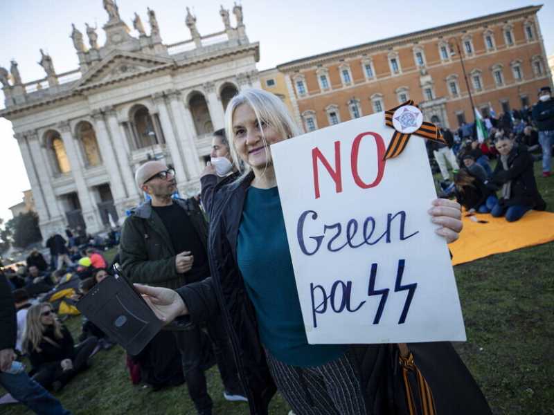 Manifestanti al raduno no vax e no green pass in piazza San Giovanni a Roma il 15 gennaio 2022 (Ansa)&nbsp;<br />