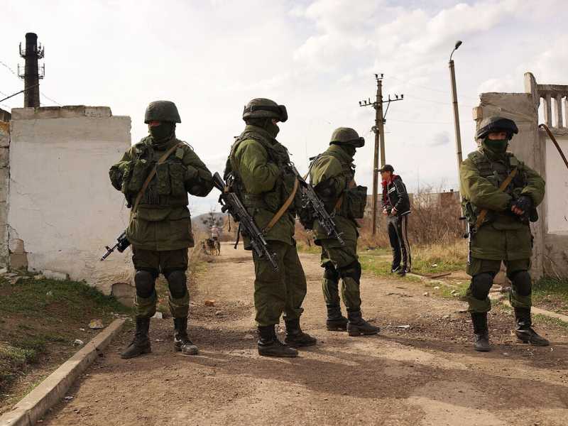 Paramilitari russi di guardia al di fuori da una base militare ucraina nella citt&agrave; di Perevevalne il 6 marzo 2014 (foto di Spencer Platt/Getty Images)&nbsp;<br />