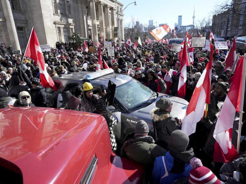 I camionisti No vax di Ottawa fanno furore, ma in Europa c’è fretta di normalità