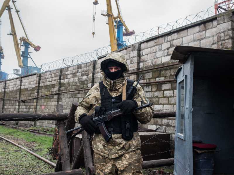 Un soldato ucraino al porto di Mariupol (Foto di Martyn Aim/Getty Images) <br />