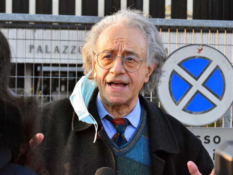 Claudio Foti, lo psicoterapeuta titolare del Centro studi &ldquo;Hansel &amp; Gretel&rdquo; onlus fuori dal tribunale di Reggio Emilia, l&rsquo;11 novembre 2021 (foto Ansa)&nbsp;<br />