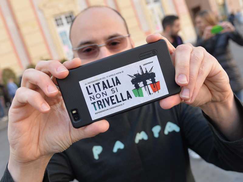 Genova, flash mob dei promotori del Si al referendum del 17 aprile 2016 contro le trivellazioni - Ansa/Luca Zennaro&nbsp;<br />