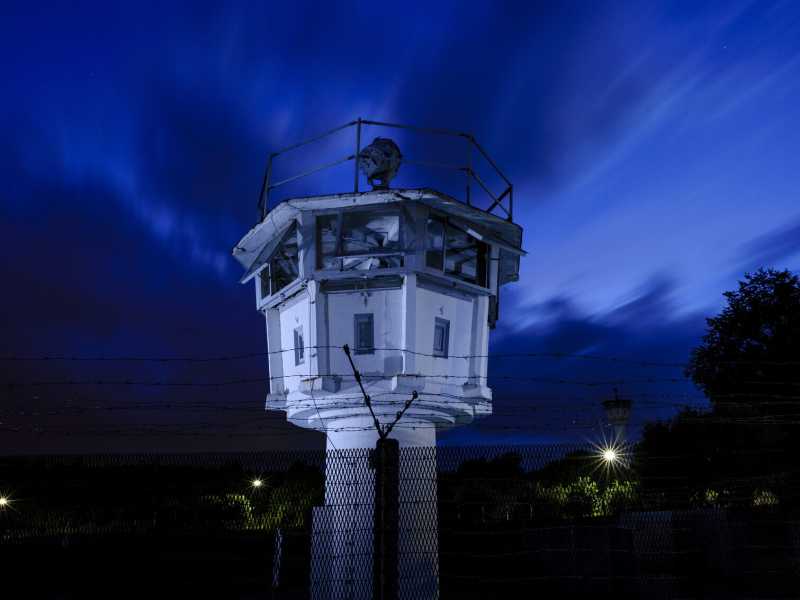 Una torre di osservazione dell'ex confine tra la Repubblica federale e la Repubblica democratica tedesca (foto di Jens Schlueter/Getty Images)&nbsp;<br />