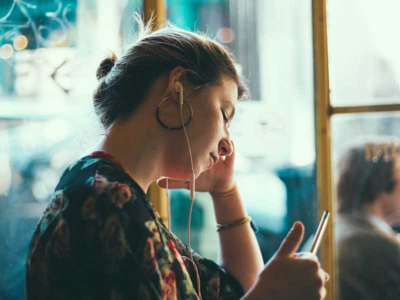 &ldquo;Il podcast &egrave; nativo: non deriva da qualcosa che c&rsquo;era prima; &egrave; immersivo, ha una fruizione diversa dalla tv o dalla radio; &egrave; intimo&rdquo; (foto Unsplash)&nbsp;<br />