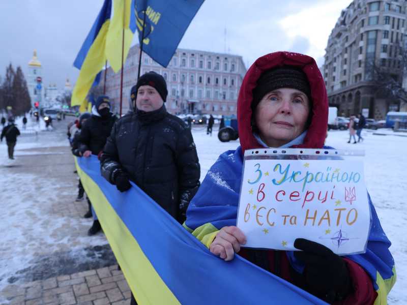 Una donna con un cartello che sollecita l'adesione dell'Ucraina all'UE e alla NATO, 22 gennaio 2022 a Kiev (Foto di Sean Gallup/Getty Images)&nbsp;<br />