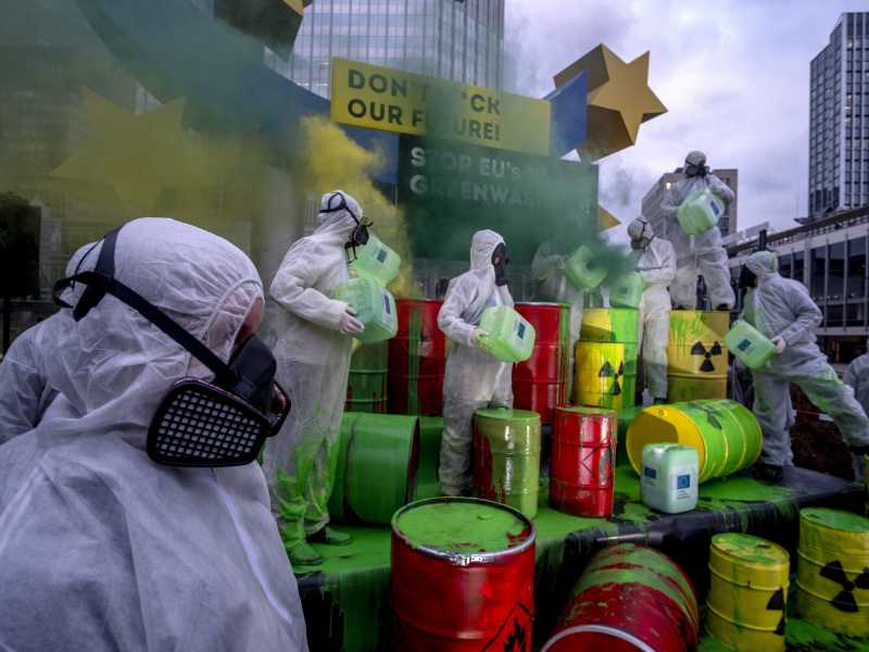 Francoforte, Greenpeace e Koala Kollektiv protestano contro UE per greenwashing del nucleare (LaPresse)&nbsp;<br />