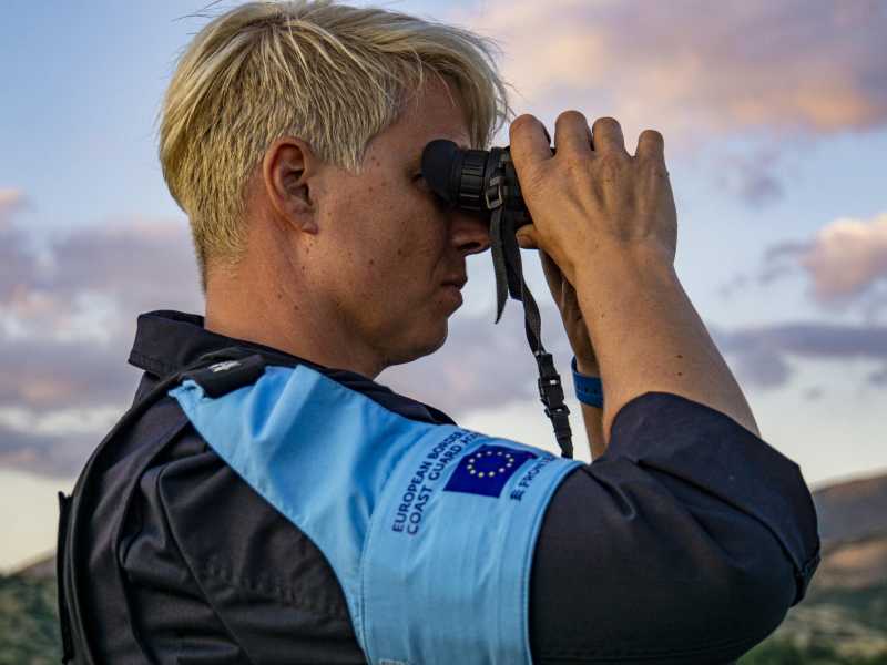 &nbsp;Un agente di Frontex (foto Ansa)