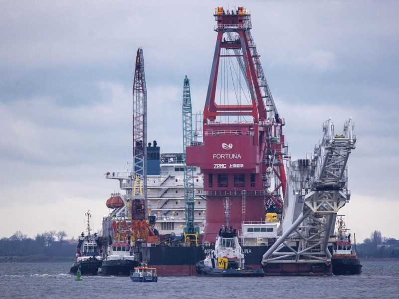 La nave posatubi russa "Fortuna" nel porto di Wismar, Germania, per lavori di costruzione del gasdotto Nord Stream 2 (Jens Buettner/AP)&nbsp;<br />