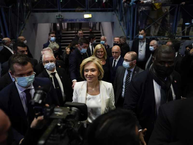 In Francia Pécresse non sa di chi fidarsi e ritaglia le foto di famiglia