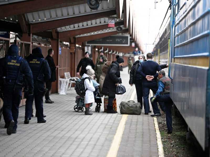 L'evacuazione ucraina continua. Un treno partito da Odessa (Foto Ansa)