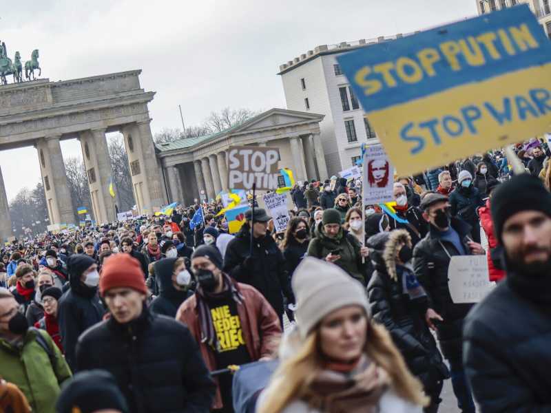 Berlino, una grande manifestazione contro l'invasione russa in Ucraina (foto di Hannibal Hanschke/Getty Images) <br />