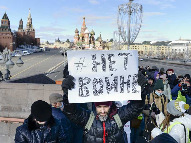 Manifestazione contro la guerra a Mosca (foto Ap)