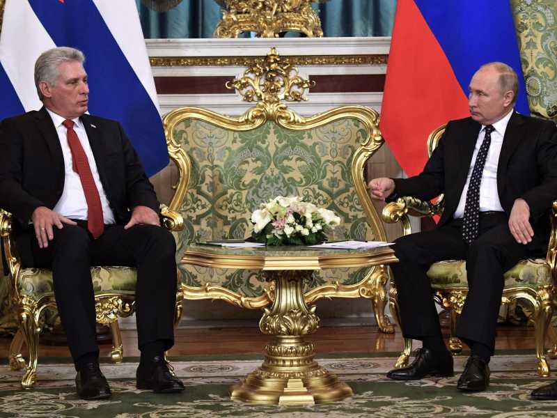 Il presidente russo Vladimir Putin e quello cubano Miguel&nbsp;D&iacute;az-Canel (Ansa)<br />