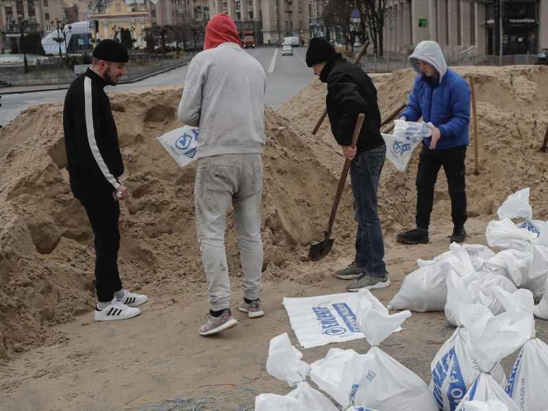 <span style="font-family: Arial, sans-serif;">Civili a Kyiv montano barricate (Ansa) </span> 