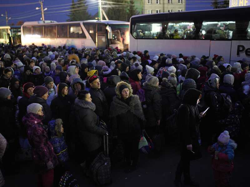 Sui bus a Uzhgorod c’è chi scappa e chi torna in Ucraina per arruolarsi