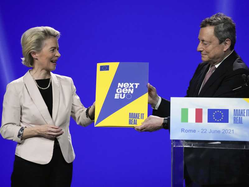 Mario Draghi e Ursula von del Leyen (LaPresse)