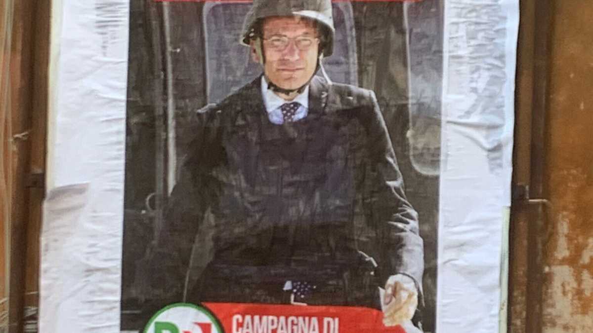 Immagine di "Arruolati con il Pd: spezzeremo la reni alla Russia". A Roma i manifesti che irridono Letta
