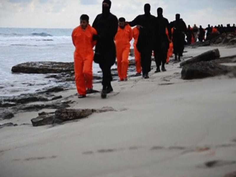 Un fotogramma del video dello Stato islamico con gli ostaggi copti catturati in Libia e decapitati<br />&nbsp;<br />