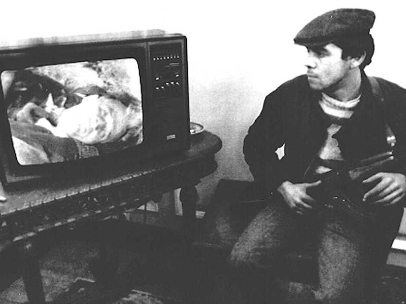 Un miliziano guarda un servizio sulla fucilazione di Nicolae Ceausescu, Bucarest, 26 dicembre 1989 (Ansa)&nbsp;<br />