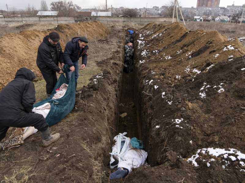Una fossa comune nella periferia di Mariupol (AP Photo/Mstyslav Chernov)&nbsp;<br />