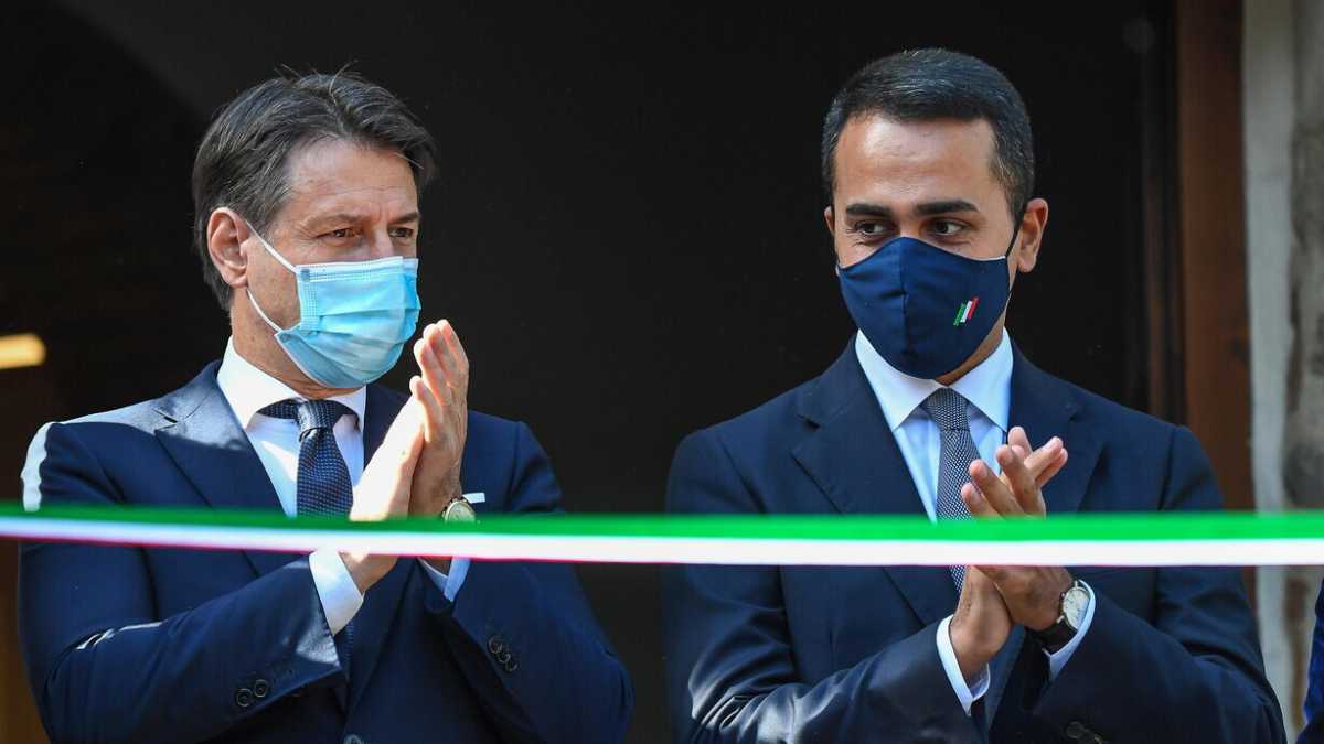Immagine di "È stato Luigi". Così Conte scarica su Di Maio le onorificenze ai russi