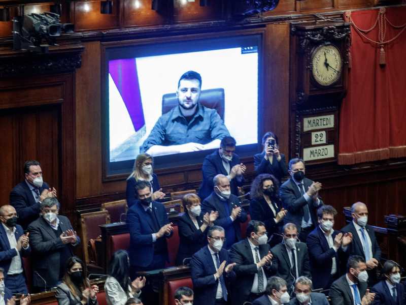 Il Parlamento più putiniano della Ue e gli applausi a Zelensky: conversioni e patacche