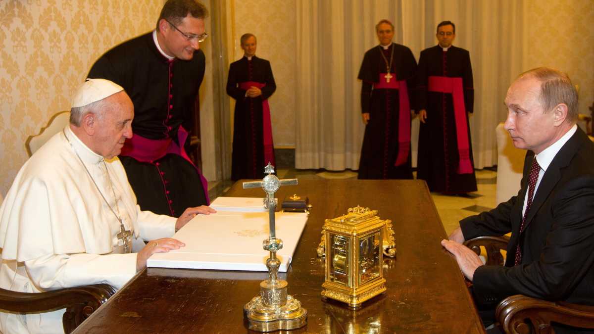 Papa Francesco e Vladimir Putin nel 2013 (Ansa)