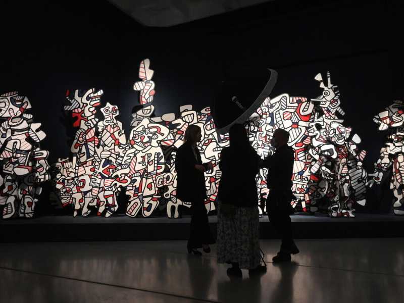 Visitatori davanti a "Coucou Bazar" dell'artista francese Jean Dubuffetal Barbican di Londra (EPA/FACUNDO ARRIZABALAGA)&nbsp;<br />